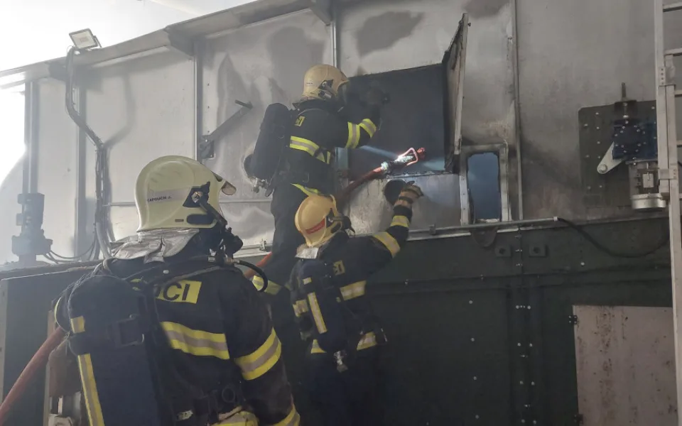 Hasiči na Českolipsku vyjížděli k požáru ve výrobě pelet v Holanech