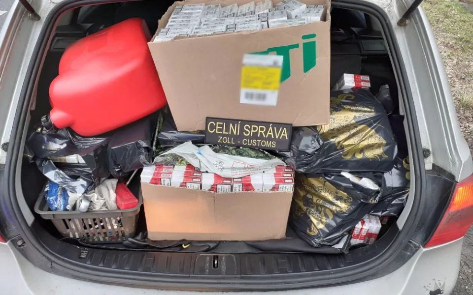 Celníci se zaměřili na pašování cigaret. Auto u Hrádku jimi bylo napěchované