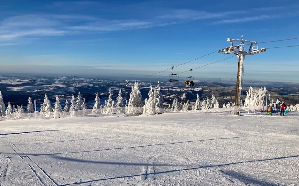 Ze svahu až k moři. Skiareál v Rokytnici pořádá soutěž o zájezdy