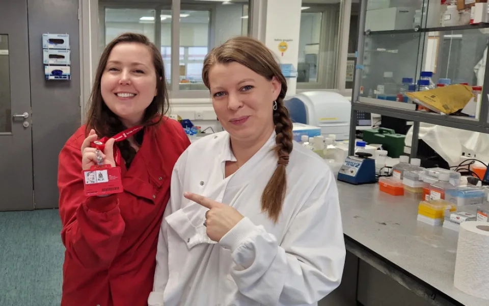 Miroslava Rysová (vlevo) s kolegyní v laboratoři.