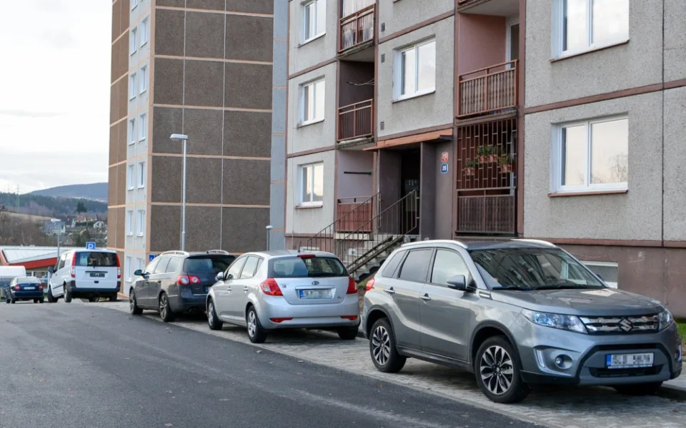 S parkováním na sídlištích má v Liberci pomoci chytrá technologie.