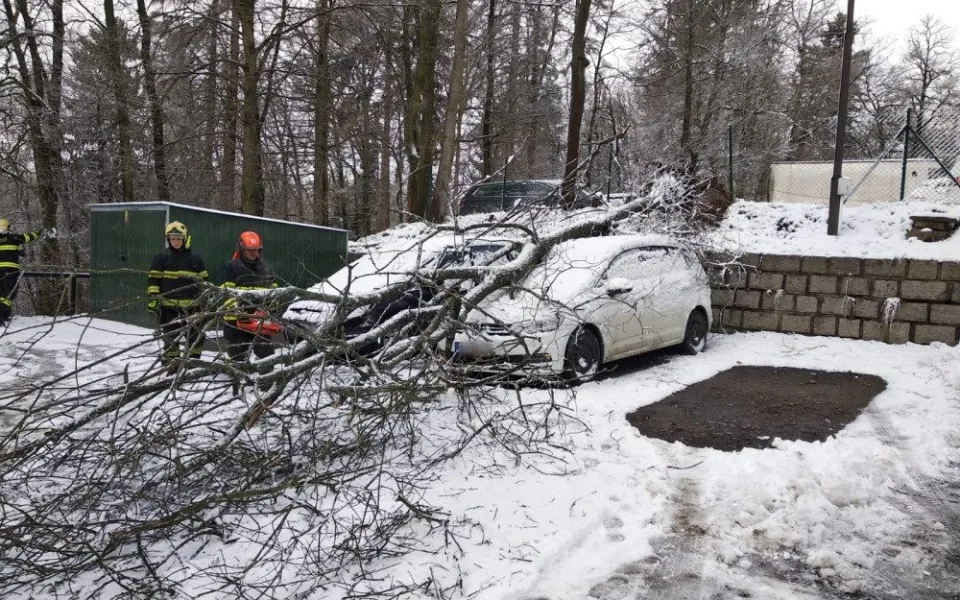 Meteorologové varují před novým sněhem a silným větrem. Do rána napadne až osm centimetrů