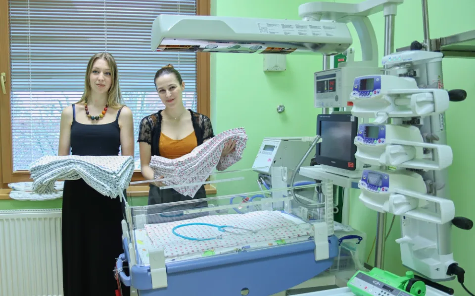 Povlečení pro neonatologii ušily studentky z Kateřinek.
