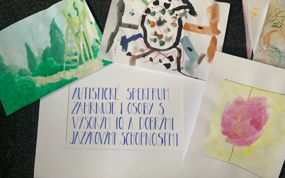 Světový den porozumění autismu připomene výstava Centra Lira i modré logo kraje