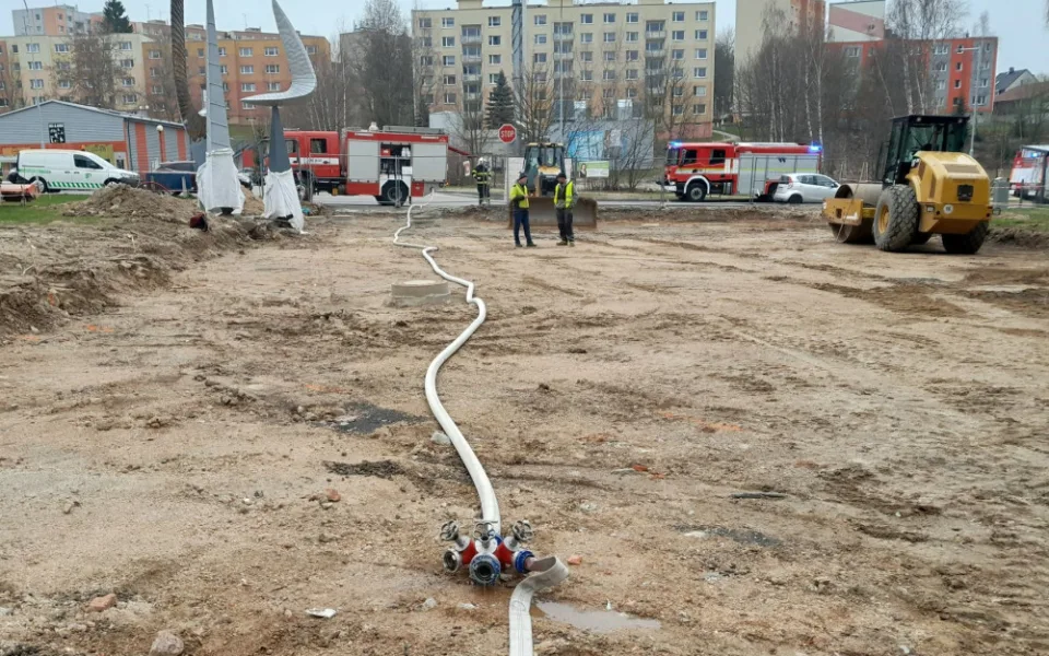 Kvůki překopnutému potrubí v Jablonci evakuovali přes padesát lidí.