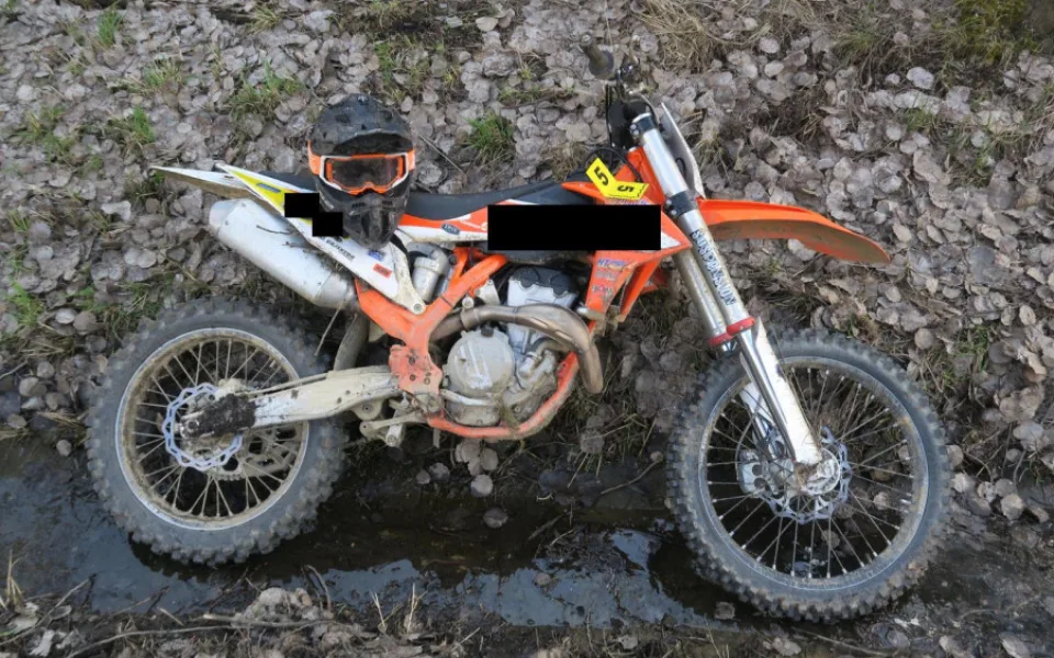 Motocykl, na které mladík nezvládl jízdu.