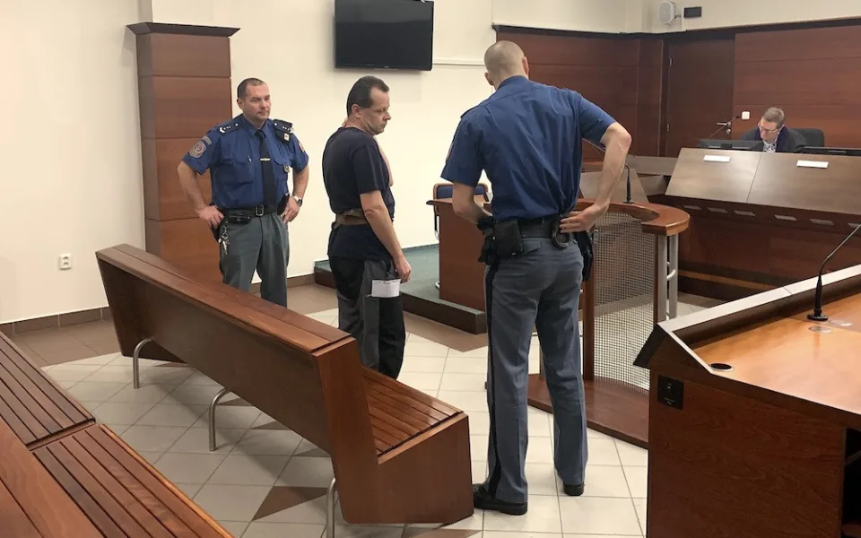 Žalobkyně chce 27 let vězení pro muže, který měl vraždu manželky fingovat nehodou a zapálením auta