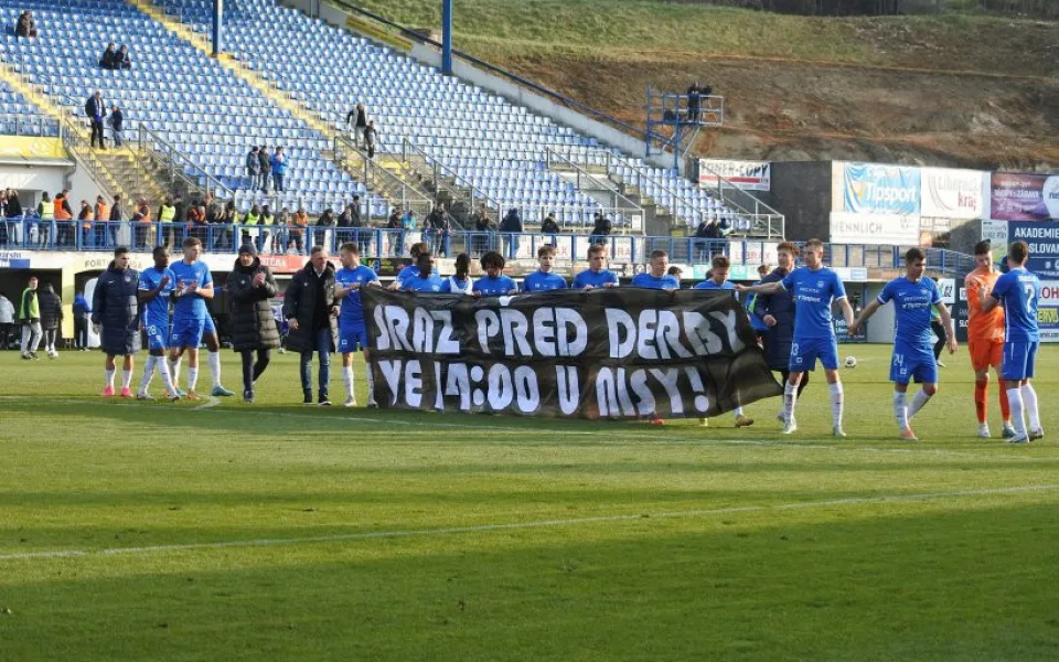 Společně na derby. Fanoušci Slovanu jedou do Jablonce autobusy, před odjezdem se potkají s hráči