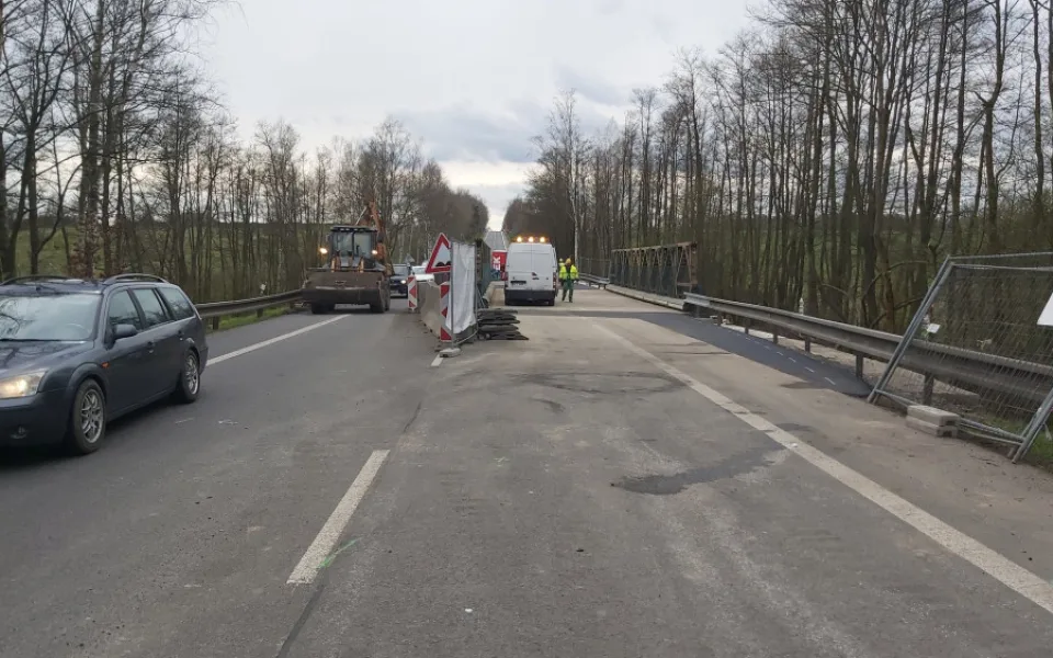 Ze silnici I/13 zmizely semafory, jezdí se již v obou směrech.