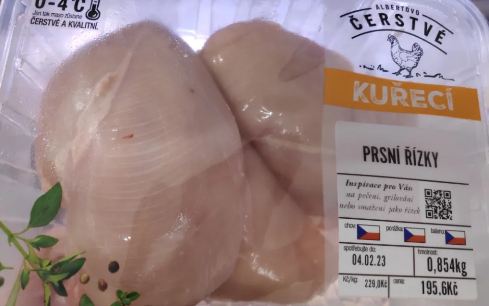 Řetězce nabízí maso z nemocných kuřat, tvrdí spolek. Důkazem jsou bílá vlákna