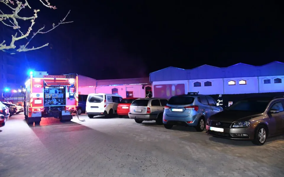 Hasiči v Liberci vyjížděli k požáru prodejny potravin v Rochlici, škoda je 800 tisíc korun