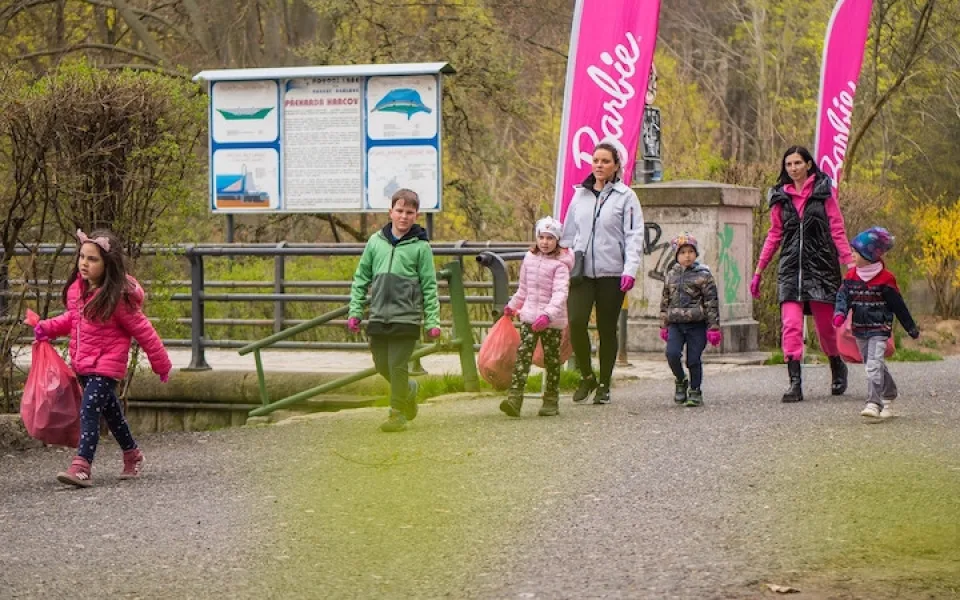 Barbie uklízí Liberec – sobotní úklidová akce v lesoparku Opičák
