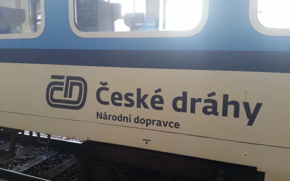 Vlak u Krásného Lesa srazil chodce, do nemocnice ho transportoval vrtulník