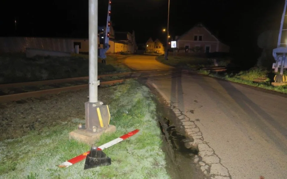 Řidič prorazil závory na přejezdu a ujel. Pátrá po něm policie