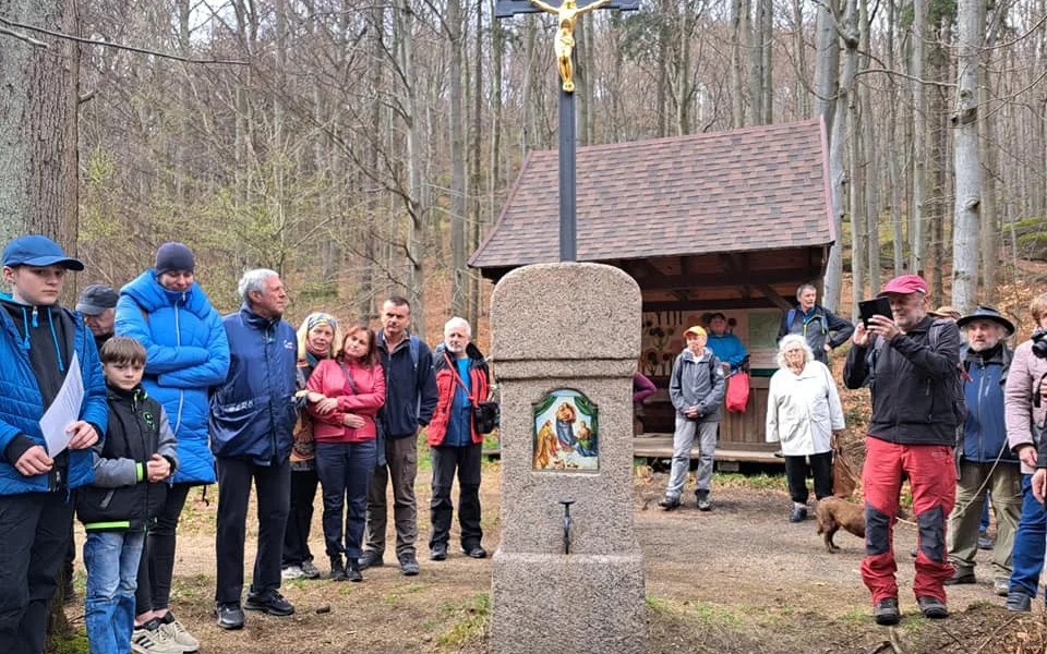 Obnovený kříž.