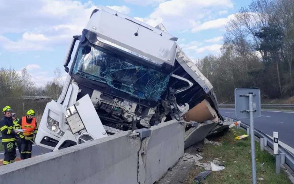 Na nájezdu u Ohrazenic havaroval kamion s papírem. Řidič se zranil