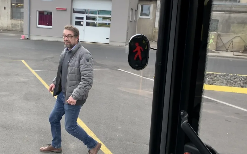 První v Česku. Systém hlídá slepý úhel, řidiče autobusu v Liberci upozorní na blížící se chodce a cyklisty