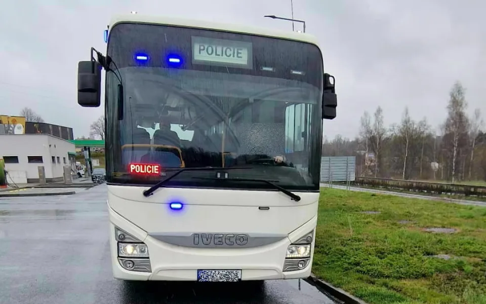 Policie kontrolovala řidiče z autobusu. Odhalila přes čtyři desítky přestupků