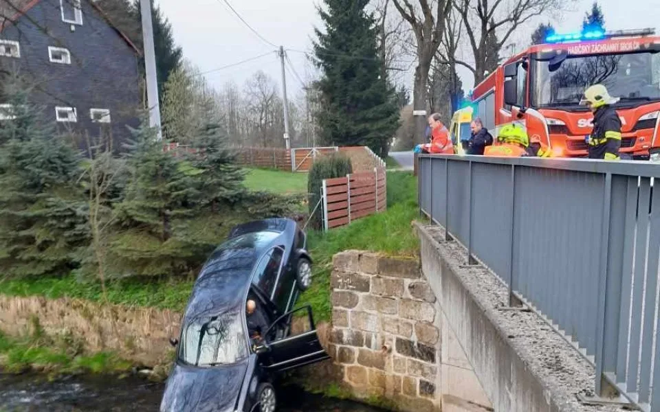 Auto v Krásném Lese sjelo do potoka. Řidič musel ven po žebříku