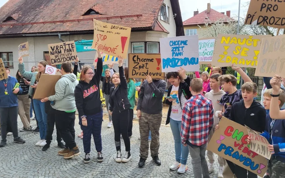 Demonstrace v Hodkovicích. Za odvolanou zástupkyni ředitelky se postavili rodiče i děti