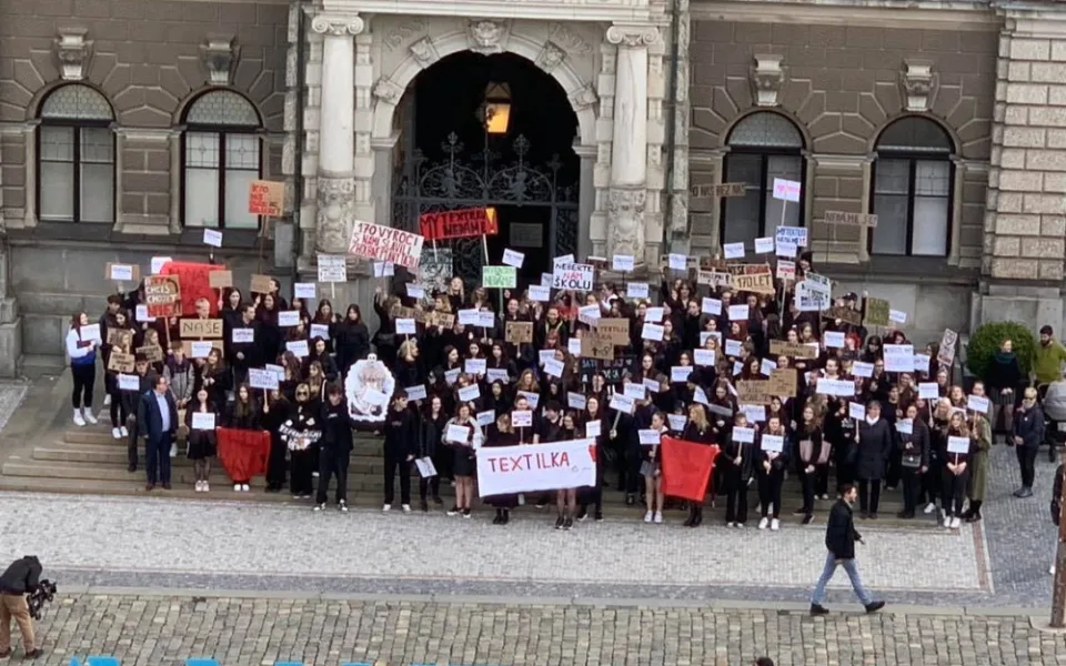 Žáci i někteří učitelé demonstrovali proti zrušení liberecké textilní školy.