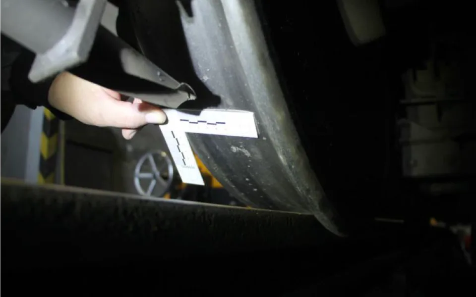 Do kamení nedaleko nádraží v Liberci najel vlak s padesáti lidmi. Policie hledá pachatele