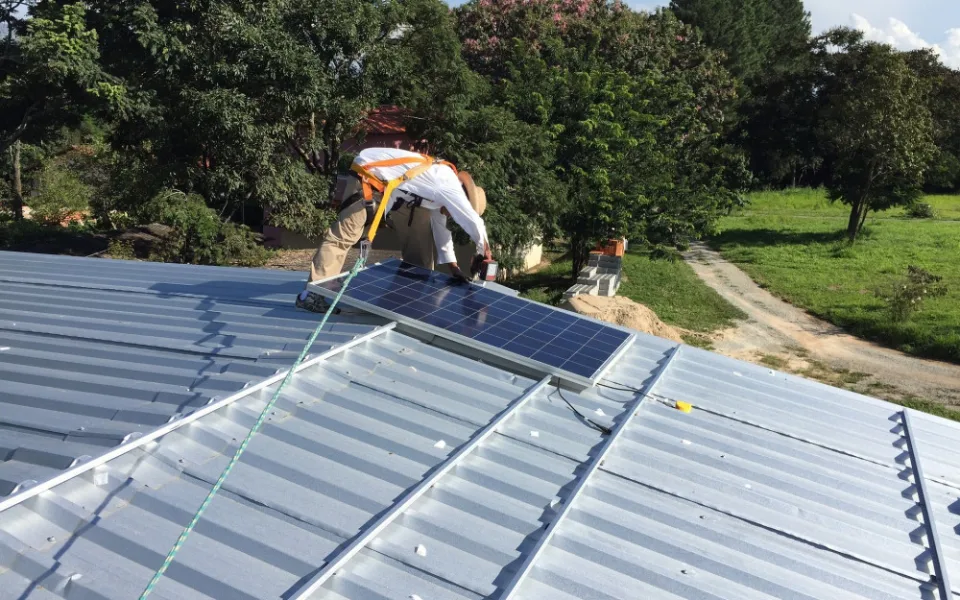 Kraj nechá přidělat fotovoltaické panely na střechy svých budov.