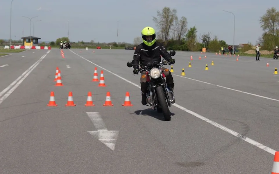 Bezmála čtyřicet bezplatných motorkářských kurzů letos nabízí projekt Učme se přežít. Novinkou je kurz pro skútry