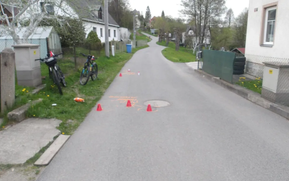 Srážka cyklistů po špatném předjíždění. Oba skončili v nemocnici