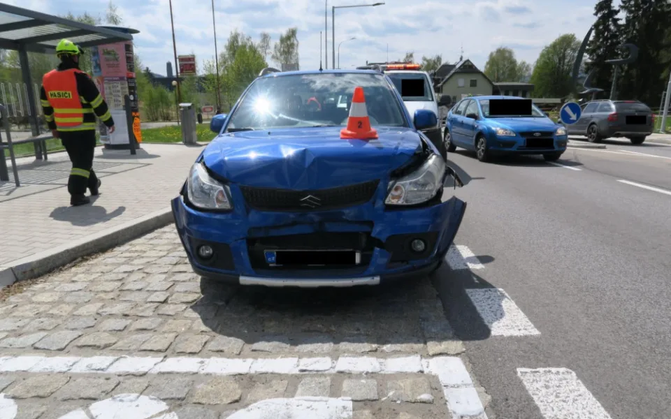 Nehoda na Jablonecku. Žena nabourala do auta a skončila v nemocnici