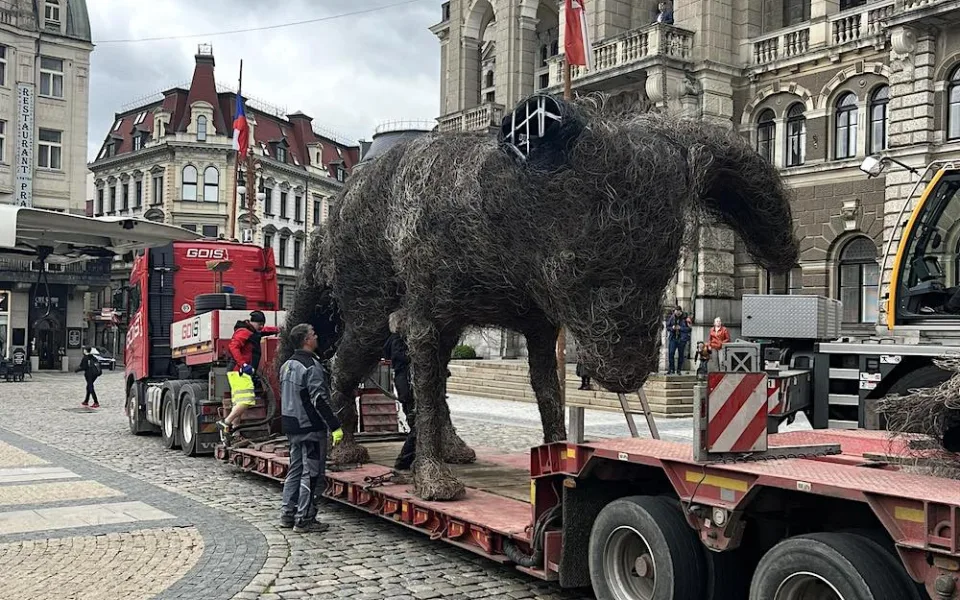 Nové umělecké dílo u radnice. Pana Červeného nahradí sedmimetrový Vulpes Slávek