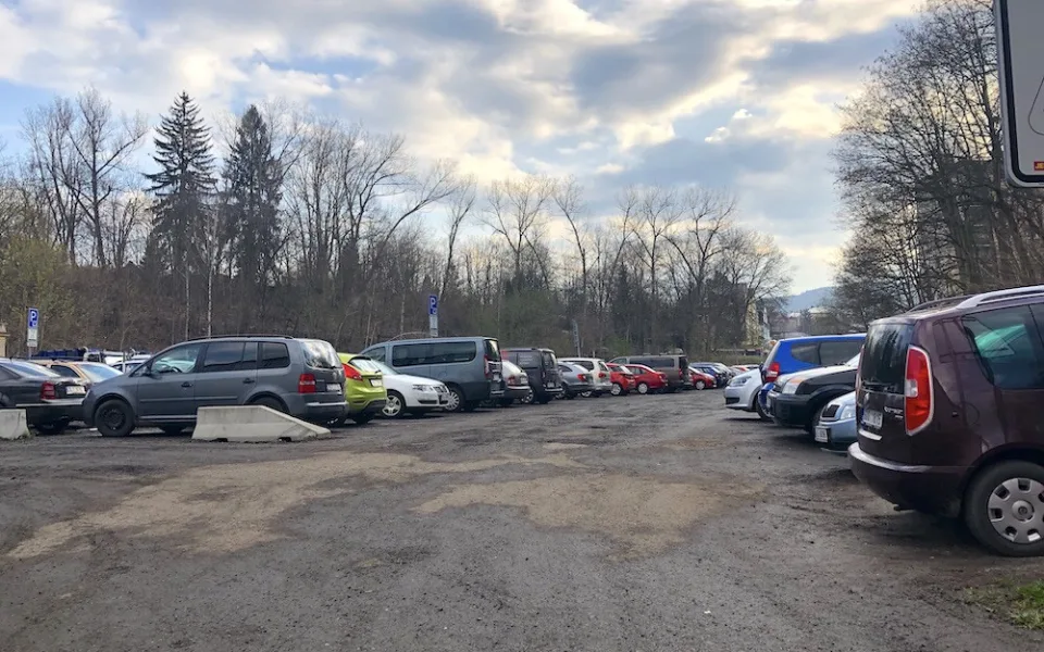 Stavba parkoviště a opěrné zdi v Pastýřské ulici začne o prázdninách