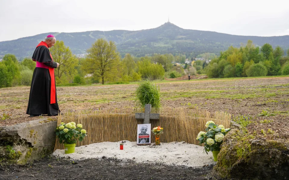 Pietní místo u letiště připomíná kardinála Berana. Libereckou vilu už připomíná jen zbytek bazénku