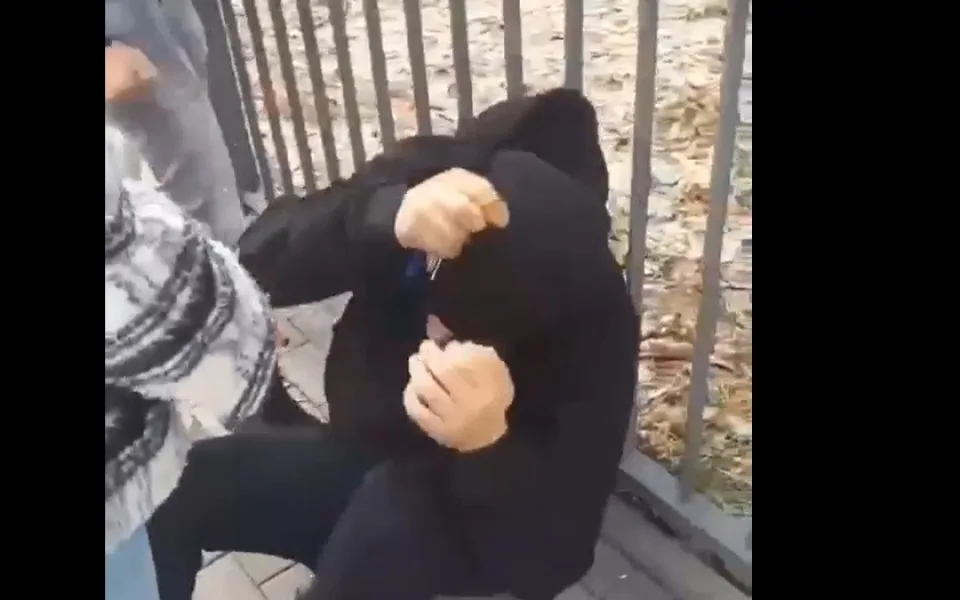Jedna z obětí dětského gangu v okamžiku napadení.