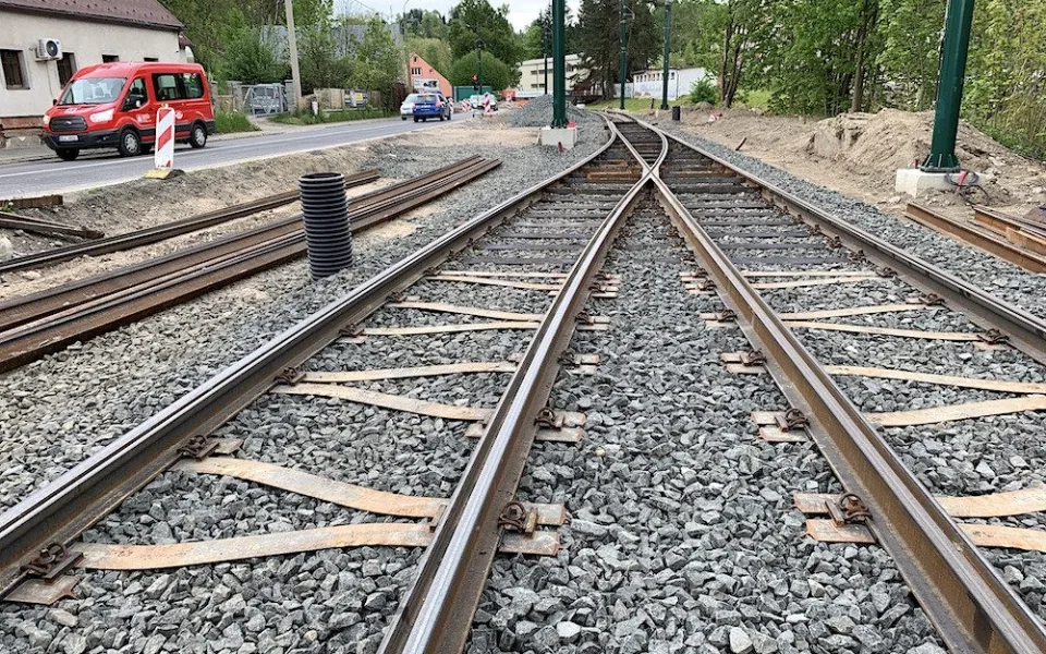 Rekonstrukce tramvajové trati do Jablonce skončí v září. Vyjde na 900 milionů