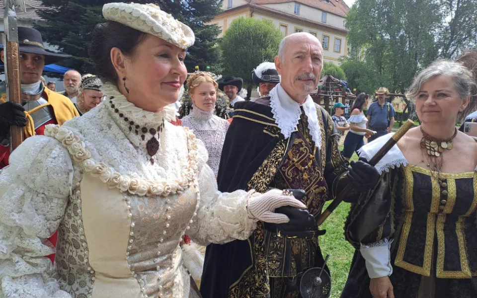 Albrechti z Valdštejna a jeho choť Izabela Kateřina z Harrachu.