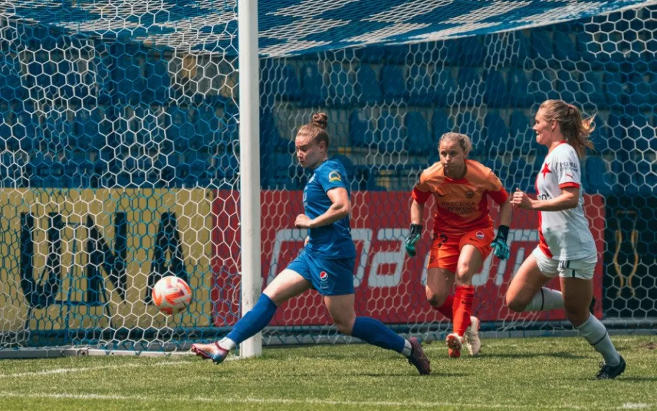 Ženy Slovanu inkasovaly, když brankářka přestala hrát a šla na pomoc zraněné soupeřce. Rozhodčí branku uznala