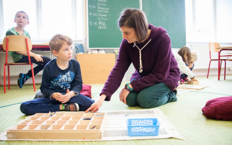 Montessori vzdělání v základní škole. 
