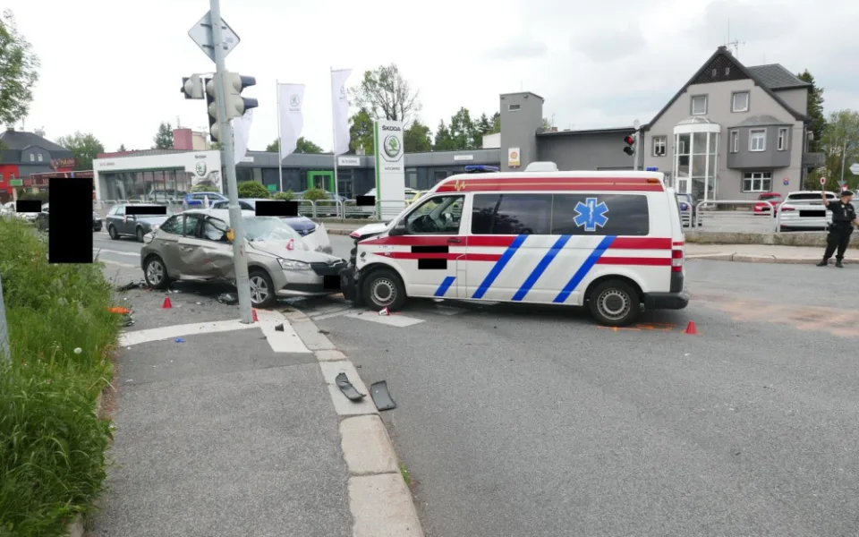 Sanitka jedoucí na majáky přes křižovatku se srazila s autem. Hledají se svědci