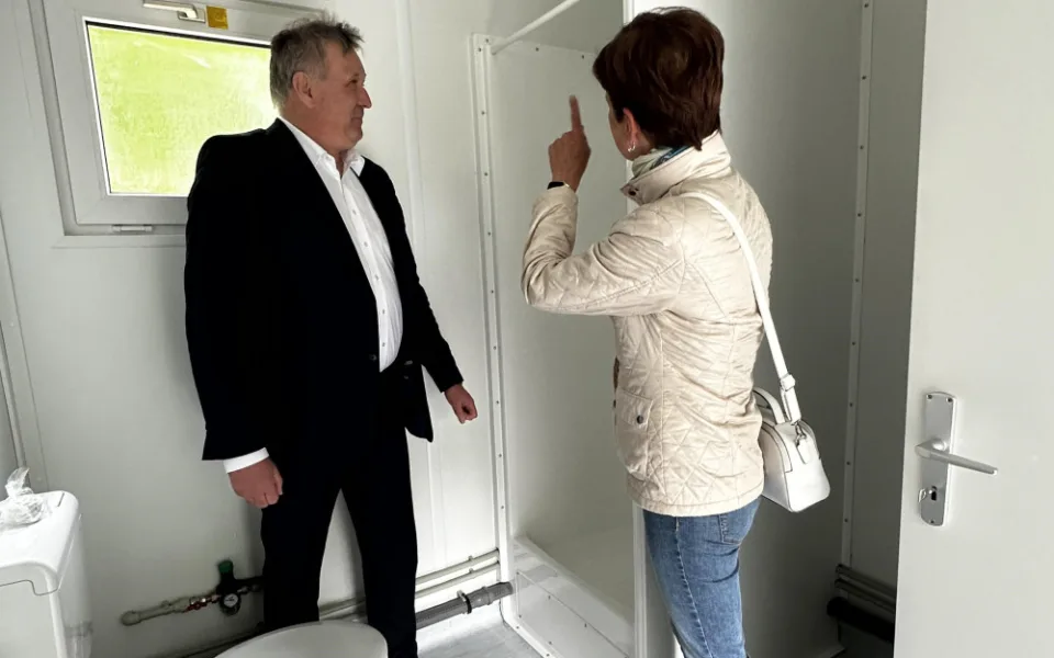 Nový sprchomat předalo město Jablonec k užívání organizaci Naděje.