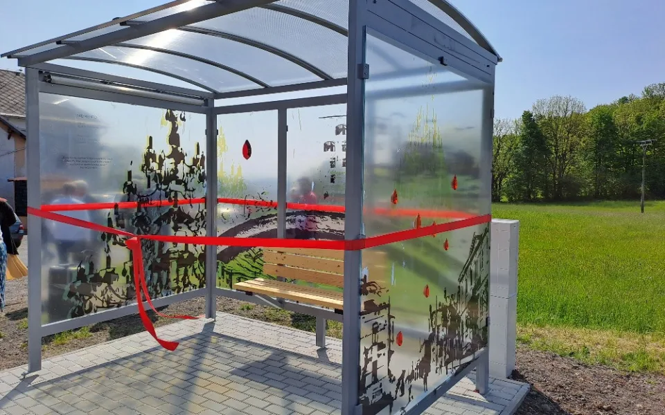 Do Křišťálového údolí cestující lákají nové skleněné autobusové zastávky