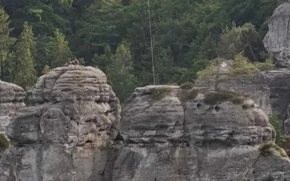 Muž při boulderingu v Sedmihorkách spadl ze šestimetrové výšky. Letěl pro něj vrtulník