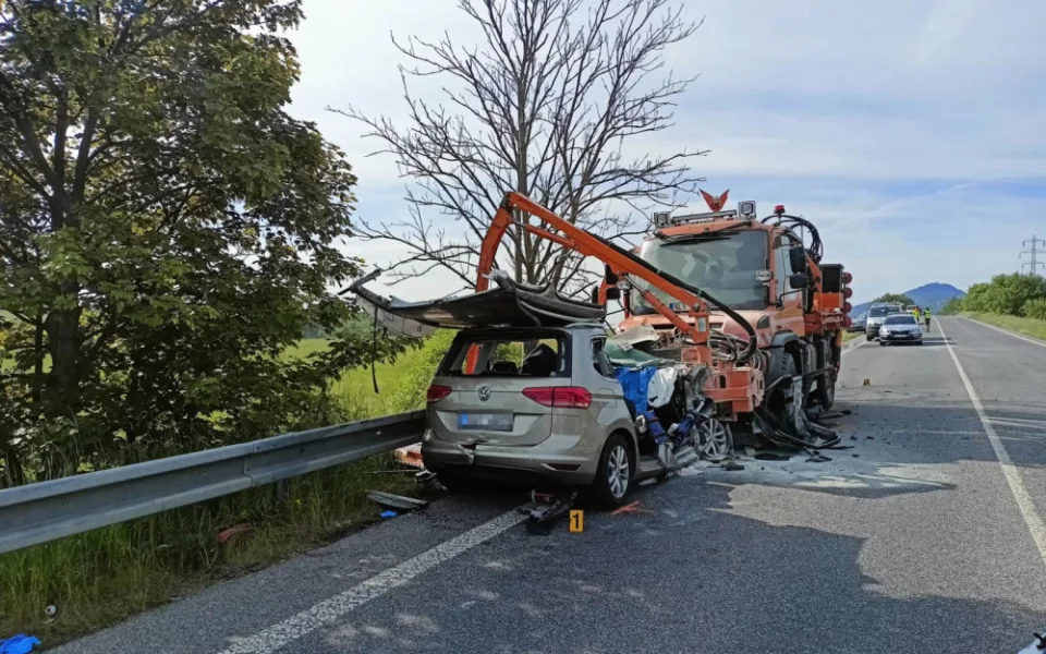 U Jablonného zemřel řidič osobního auta po střetu s vozidlem údržby