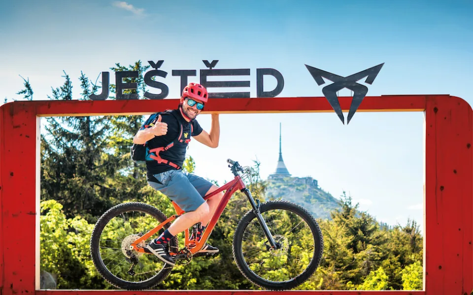 Skiareál Ještěd vyzývá návštěvníky bikeparku k užívání oficiálních tras