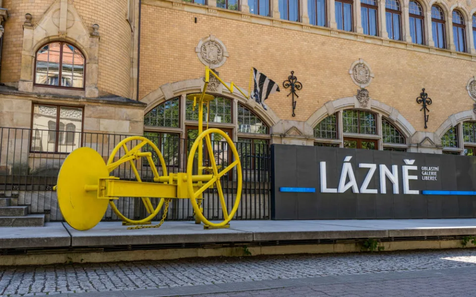 Dílo Vratislava Nováka před Oblastní galerií v Liberci.