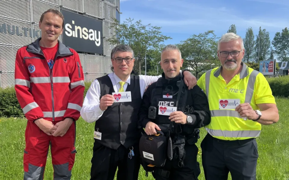 Pracovníci ochrany, kteří pomohli zachránit život zákazníkovi.