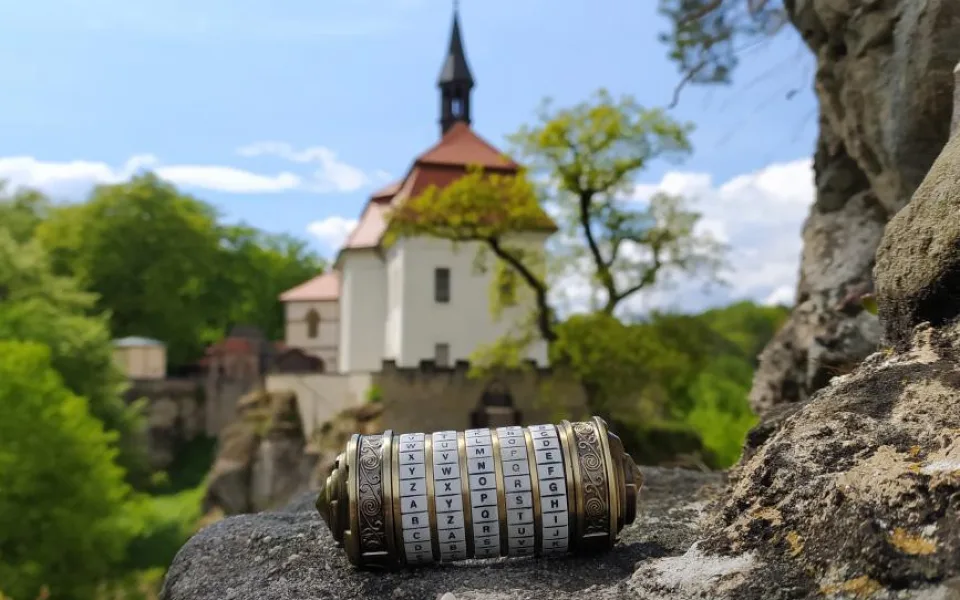 Na Valdštejně můžete hrát hru Kryptex.