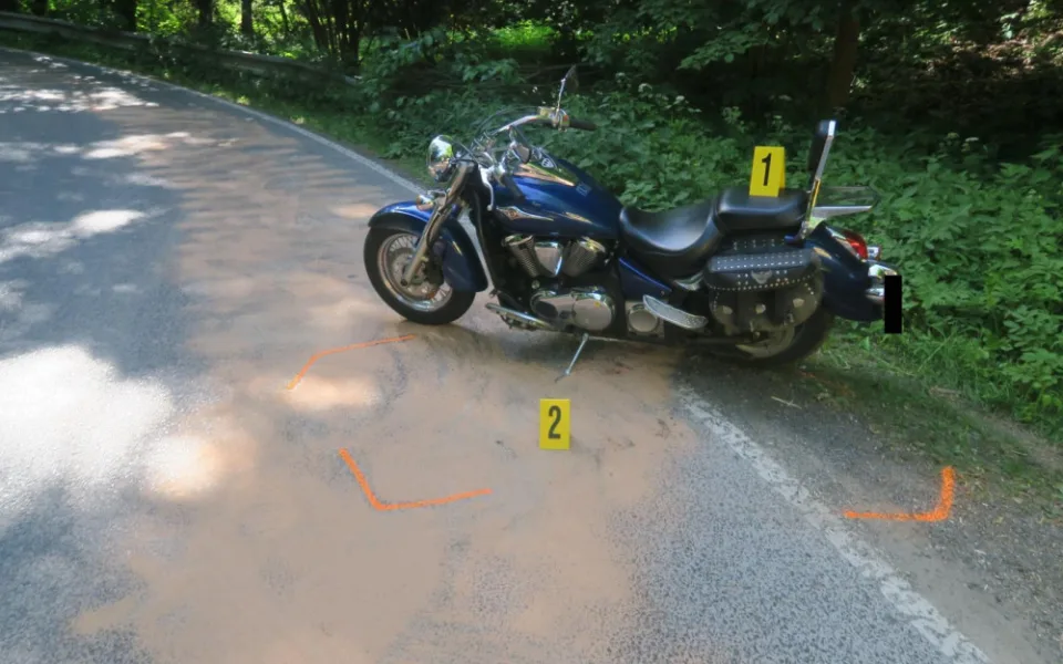 Místo nehody motorky na olejové skvrně.