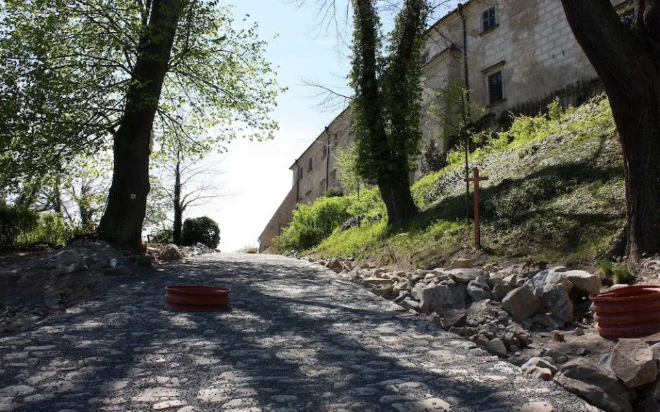 Hlavní přístupová cesta na hrad Grabštejn zůstává uzavřená, dokdy není jasné