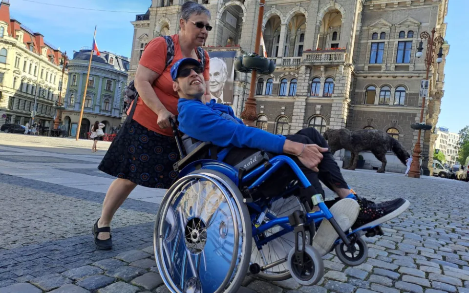 Benešovo náměstí nemají vozíčkáři příliš v lásce. Různé druhy kostek jsou překážkami.